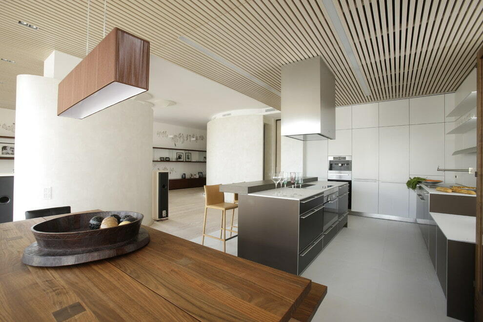 Decor with ceiling slats in a studio apartment