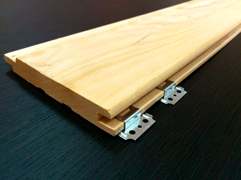 Tak więc imitacja drewna jest przymocowana do skrzyni za pomocą zacisków.