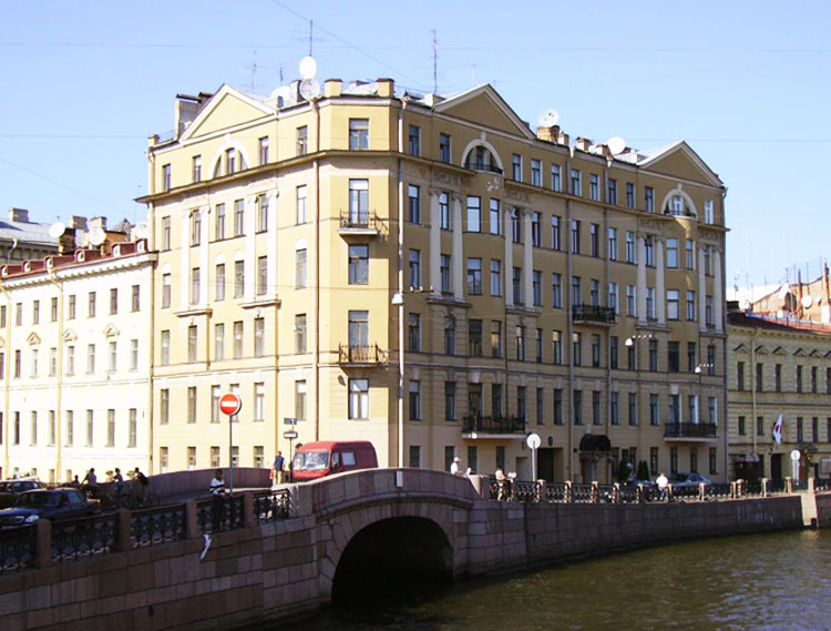 De ramen van het appartement in St. Petersburg kijken uit op de dijk