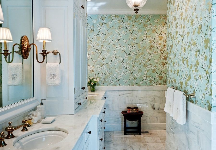 Behang met plantenprint in het interieur van de badkamer