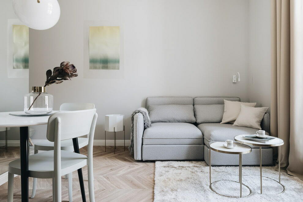 pohovka v obývačke izba minimalizmus fotografia