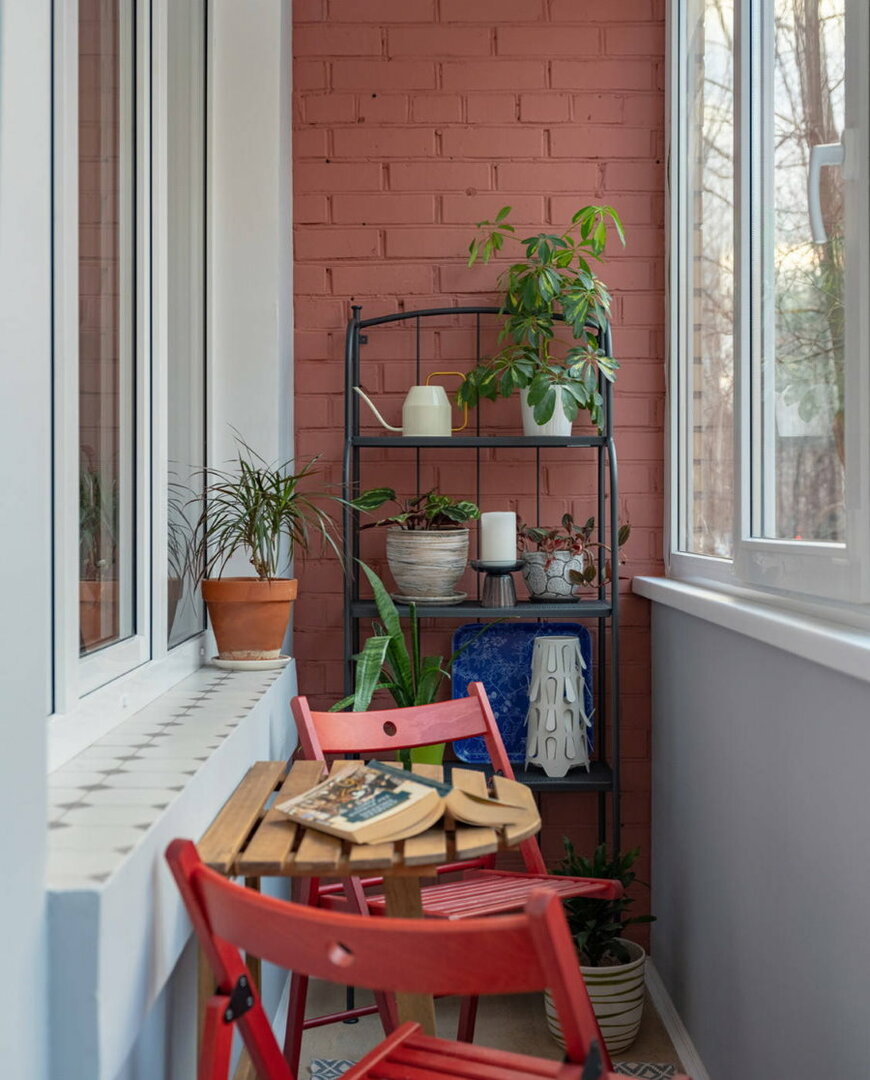 Kunststof rek voor kleine spullen op het balkon