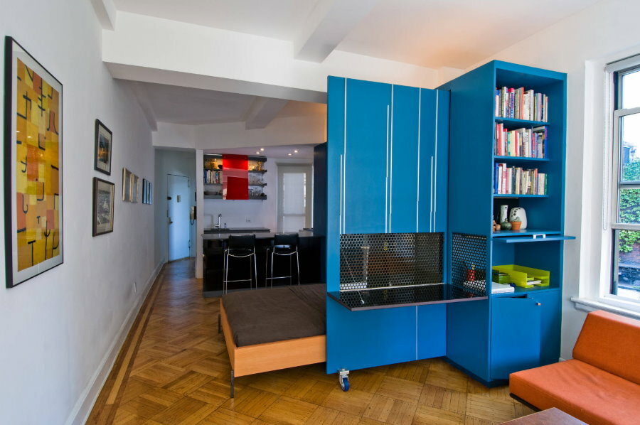Zils konvertējams skapis nelielā studijas tipa dzīvoklī