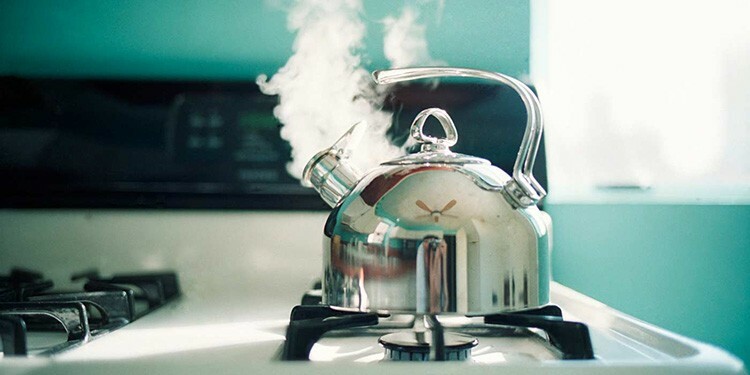 Ein Gaskocher erhitzt Wasser doppelt so lange wie ein elektrischer Wasserkocher, ist aber viermal sparsamer.