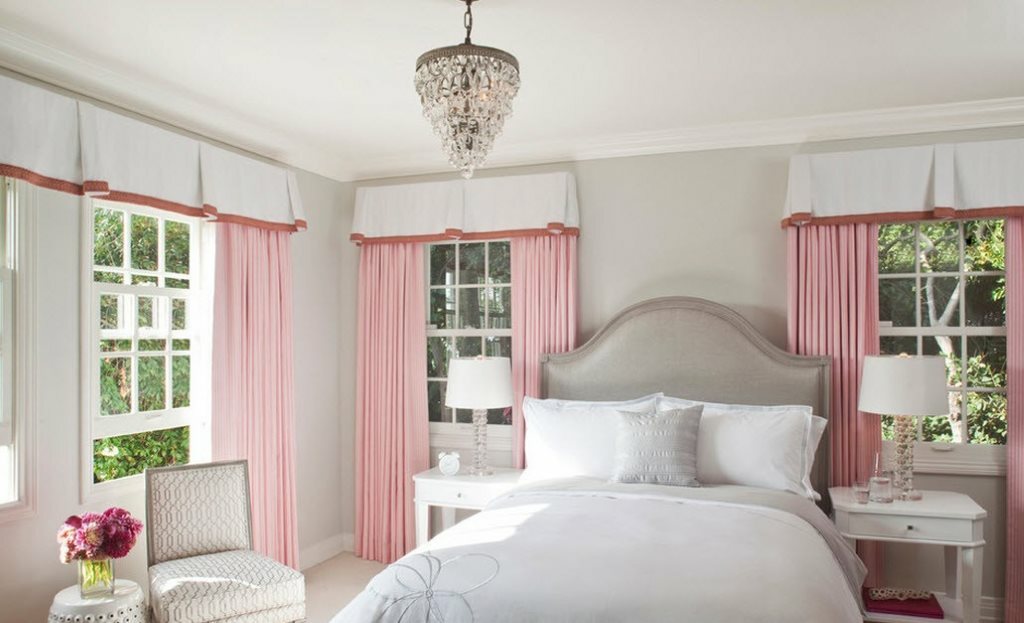 graues rosa Schlafzimmer mit rosa Vorhängen