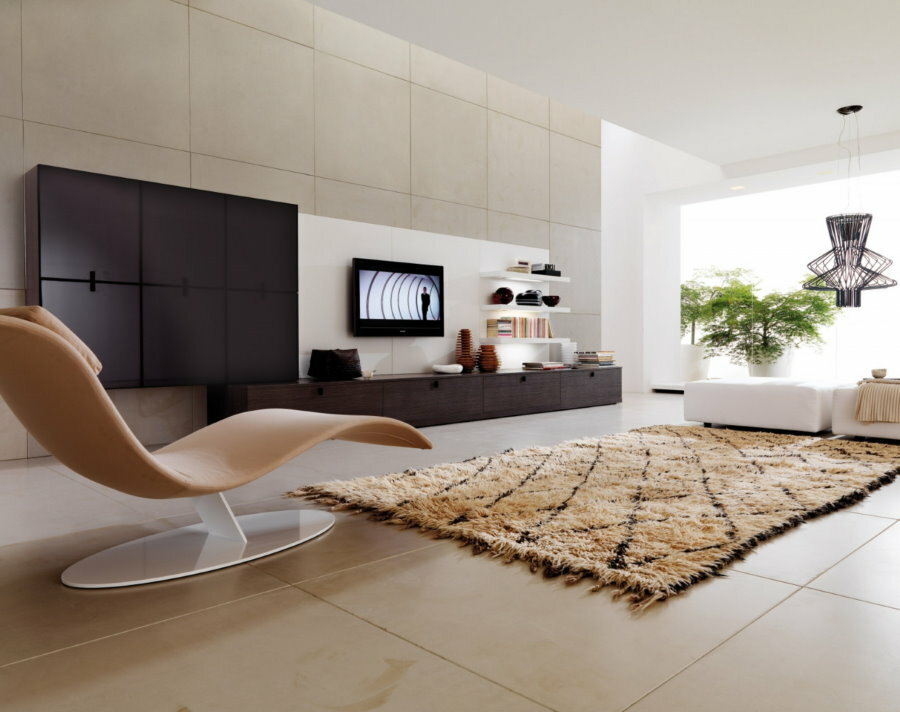 Woonkamer in minimalistische stijl met keramische vloer