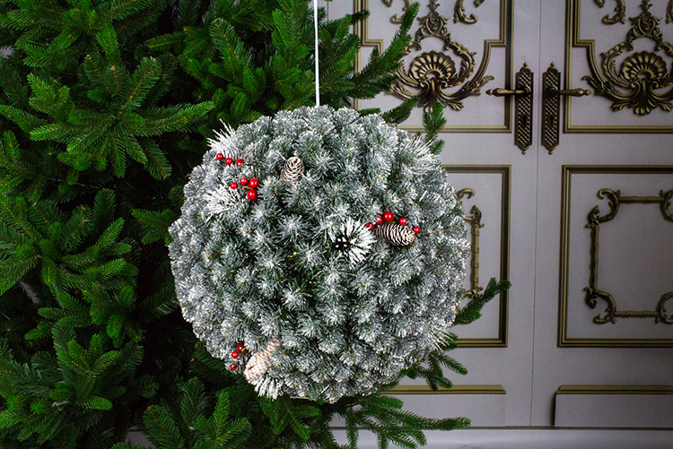 If you make such a ball of cones and put a garland or a lamp inside it, you get an original lamp that can be hung both in the house and in the garden.