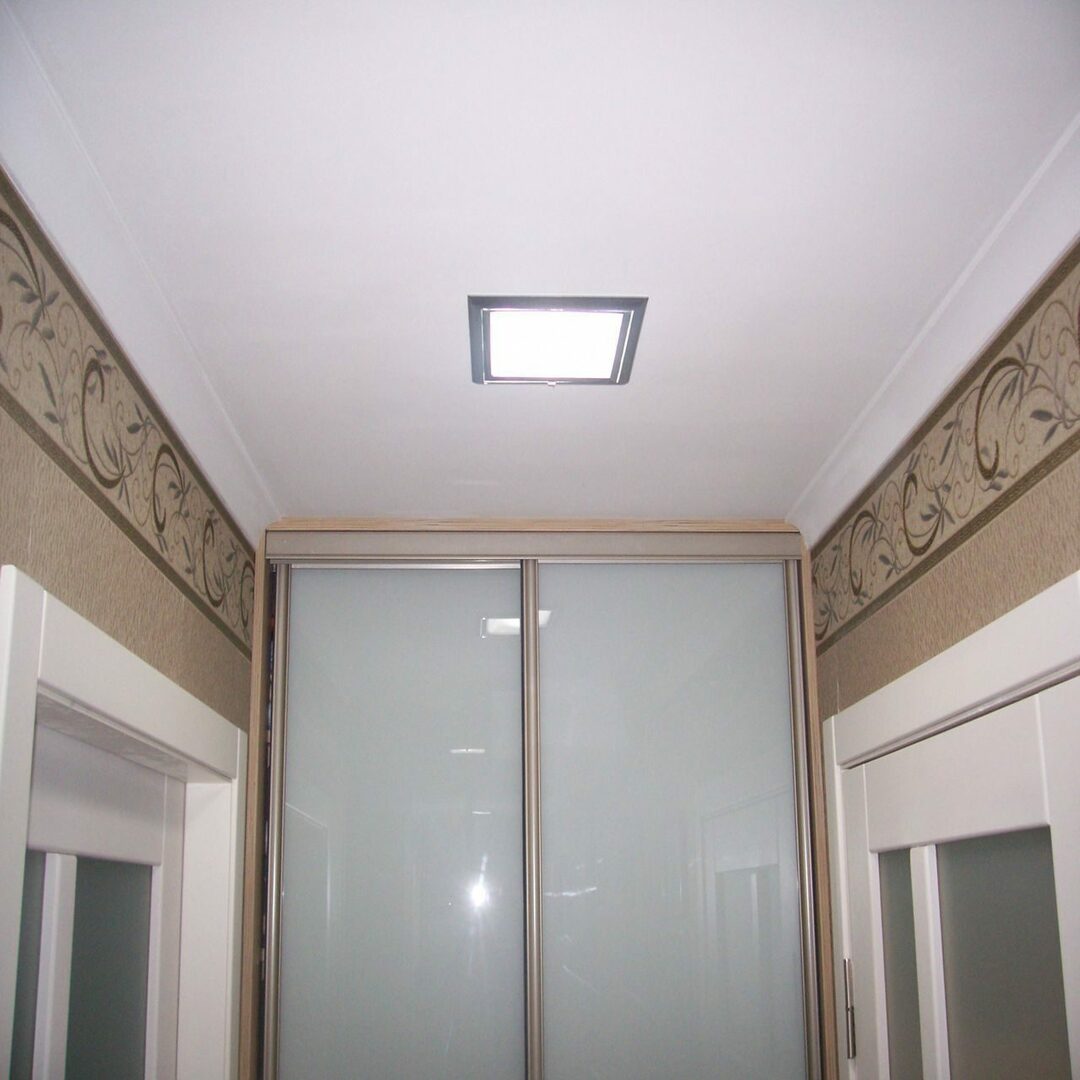 Kvadratinė lempa ant mažo prieškambario lubų