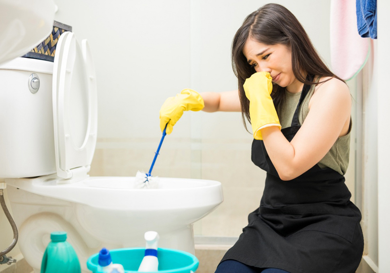 For the most effective cleaning of pipes, you can add a little concentrated vinegar to the drain.