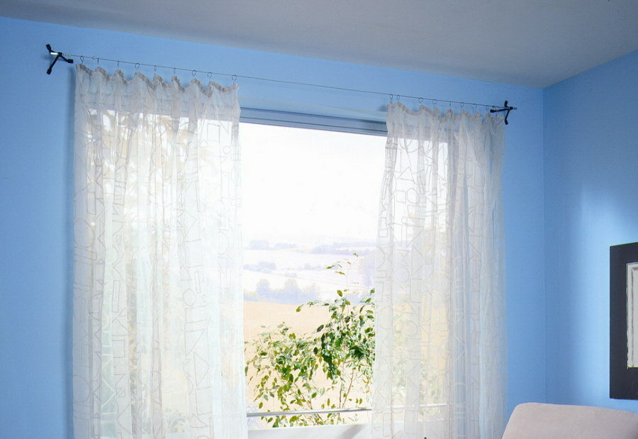 Cornisa de cuerda en la pared azul del dormitorio