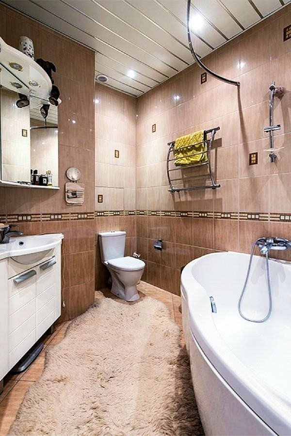 Kupaonica ima kromiranu grijanu držač za ručnike