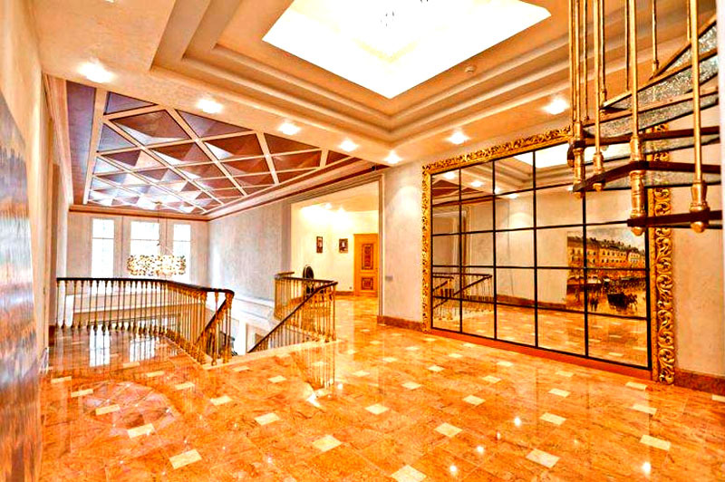 Il pavimento del secondo piano è piastrellato con marmo artistico color sabbia con inserti chiari