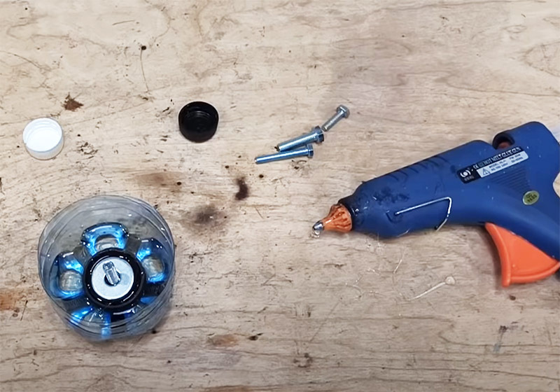 Outil de bricolage utile: un boulon avec une poignée en plastique