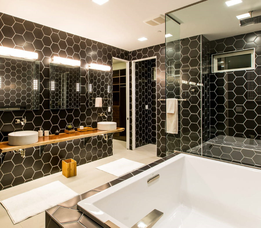 Musta hunajakenno -laatta kylpyhuoneen seinällä, pinta -ala 5,5 neliömetriä