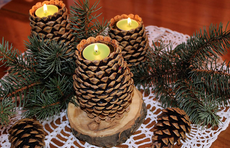 Z veľkých cédrových šišiek je možné vyrobiť držiaky na malé sviečky.
