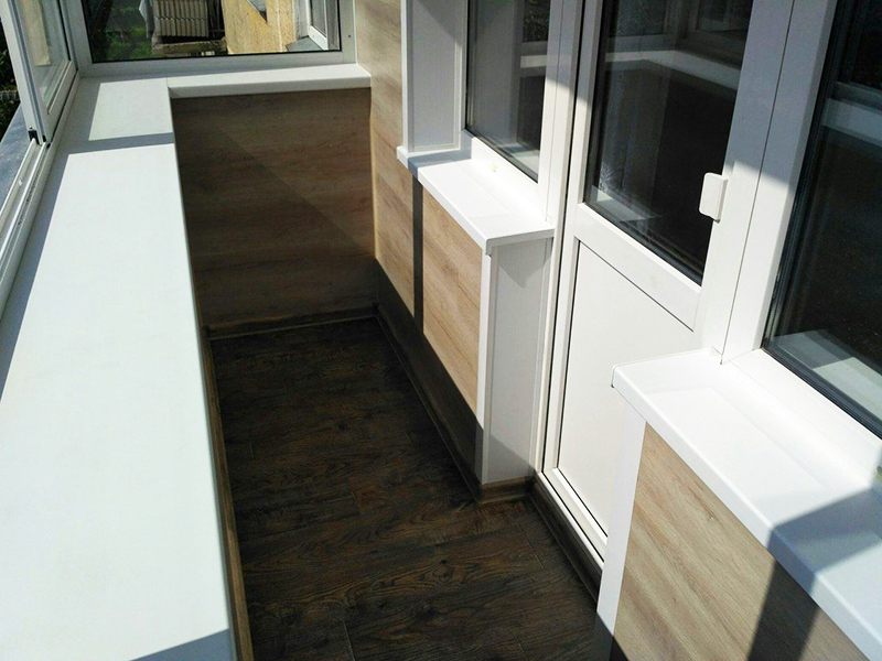 Laminate should be laid only if there is low traffic on the balcony or it is a continuation of the kitchen or room