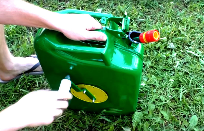 Wind the rest of the hose onto the reel by turning the handle. The hose will hide in a canister, there will be only a sprinkler outside