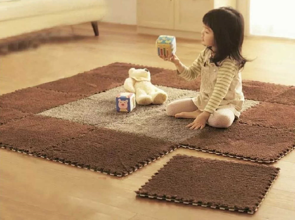 Dievča s dlhými vlasmi na modulárnej koberec