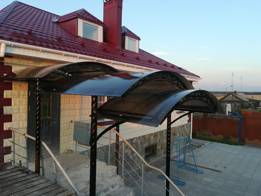 Polycarbonat kaskade baldakin over verandaen til et landsted