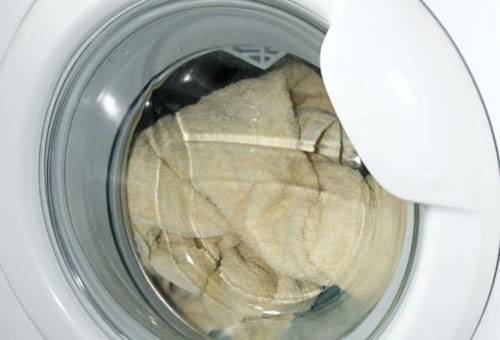 איך לנקות פרווה לבנה בבית מ צהבה: טיפול בגדים משועל פוקס