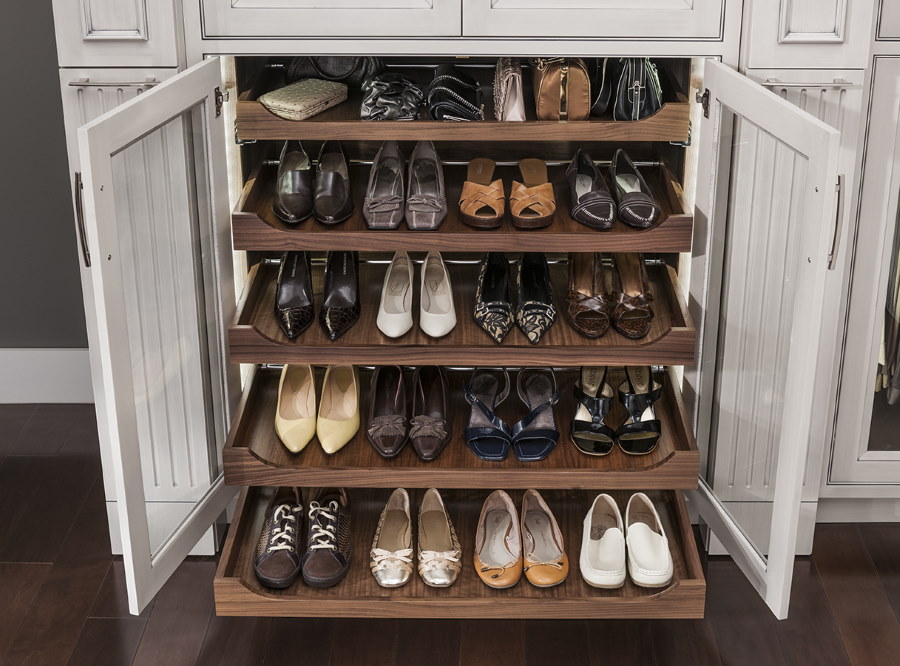 Rangement des chaussures dans le dressing du couloir