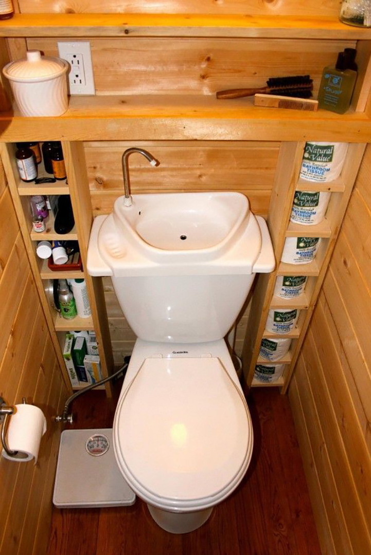 Takie rozwiązanie pozwoli zaoszczędzić miejsce w małej połączonej łazience lub w wiejskiej toalecie