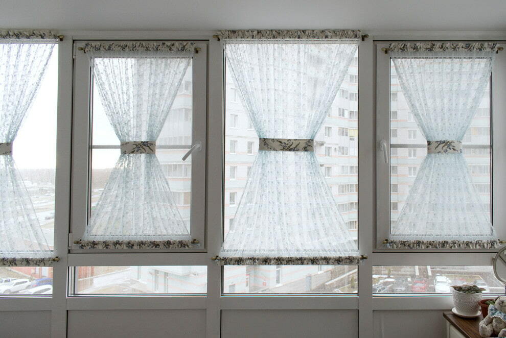 Sundurmanın pencerelerinde kum saati perdeleri