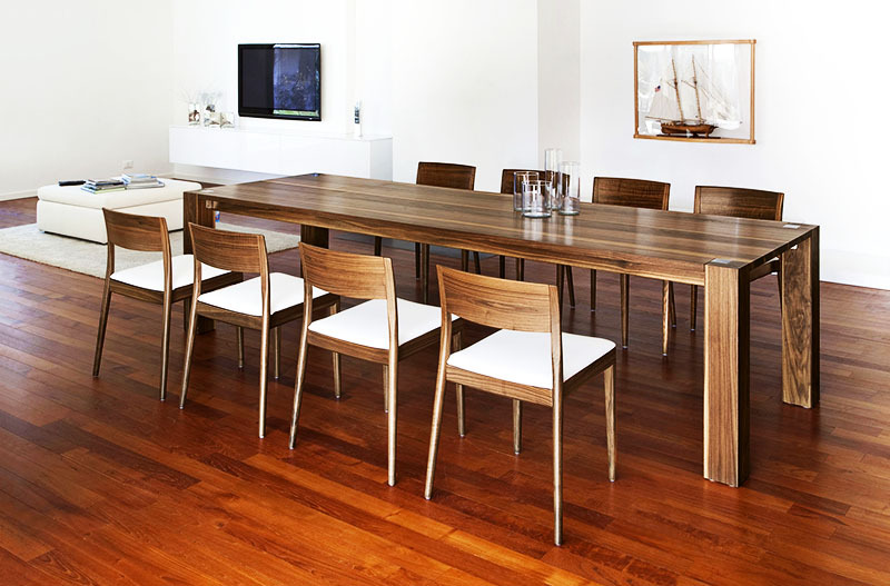 Čím je stôl dlhší, tým lepšie: umiestnite stoličky na obe strany a nikdy nebudete mať otázku, kam umiestniť hostí