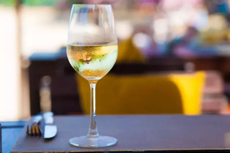 glas hvidvin på bordet