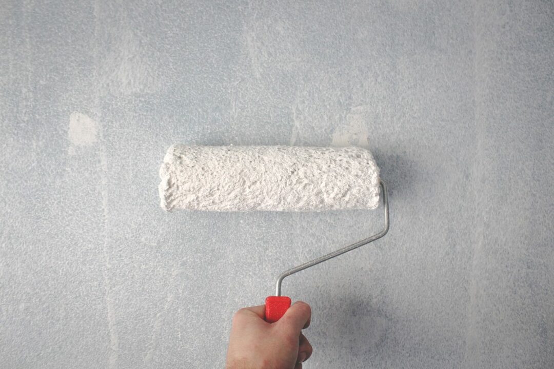 Application of liquid wallpaper with a roller