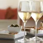 bílé víno ve sklenicích