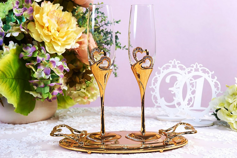 Glasses are often decorated for the wedding.
