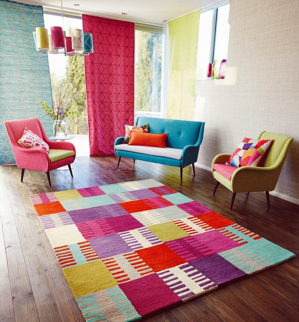 Svetlý koberec v obývacej izbe módneho dizajnu