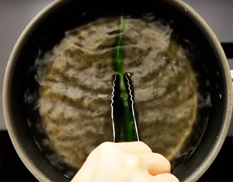 Coloque a peça de trabalho em água fervente por cerca de 3-4 minutos, quando o plástico esquentar, remova-o com uma pinça para não queimar as mãos