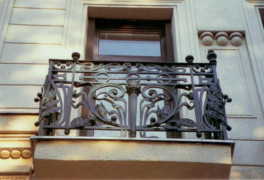 Gusseisengeländer auf einem kleinen Balkon