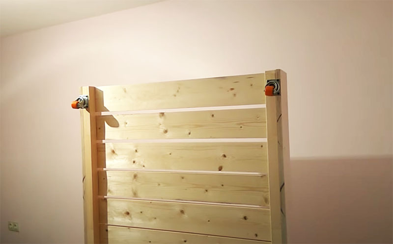 La base de la cama está hecha de madera maciza.