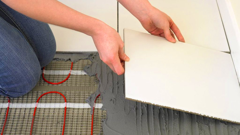 För att lägga keramiska plattor på ett varmt golv måste du använda speciallim