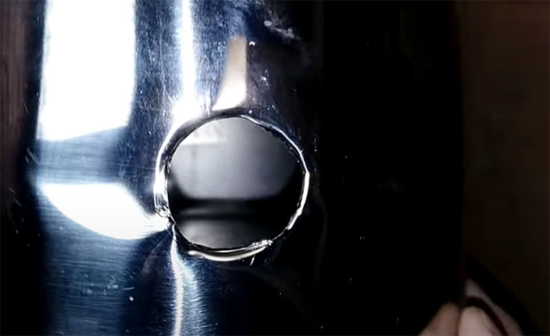 Isıtıcıya daha yakın olan su ısıtıcısının duvarında bir delik