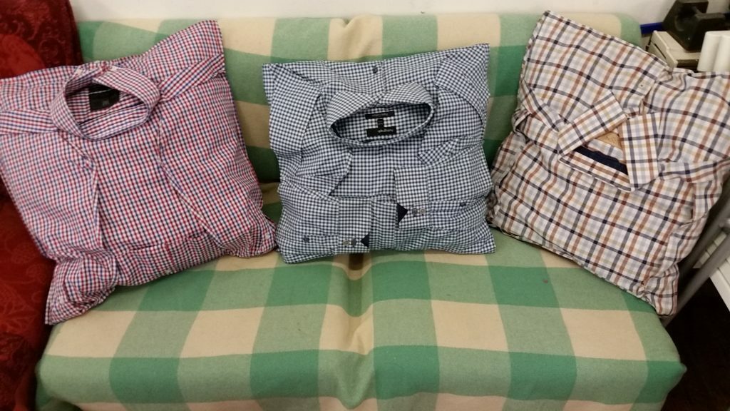 Almohadas de camisas para decorar un apartamento.