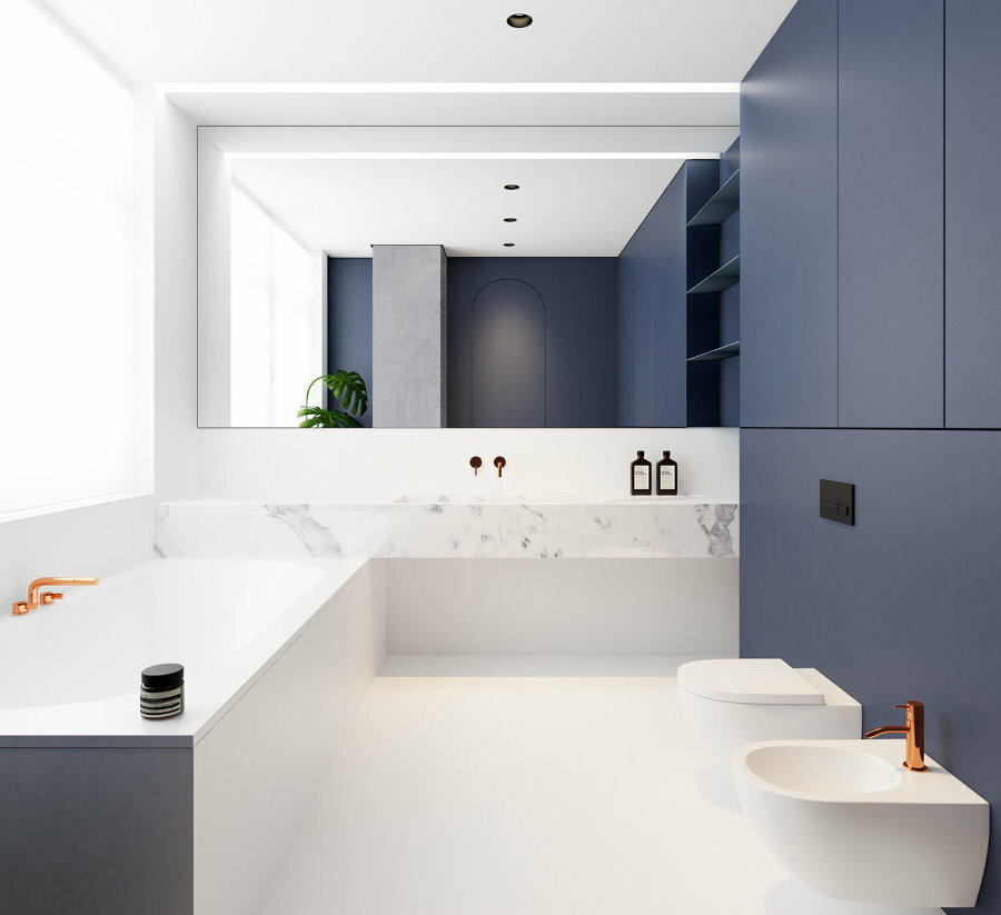Indbyggede skabe med blå facader i et kombineret badeværelse