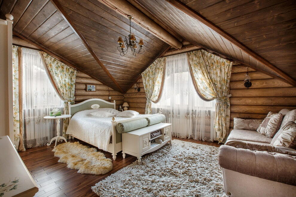 Amueblando un dormitorio en una casa de madera.