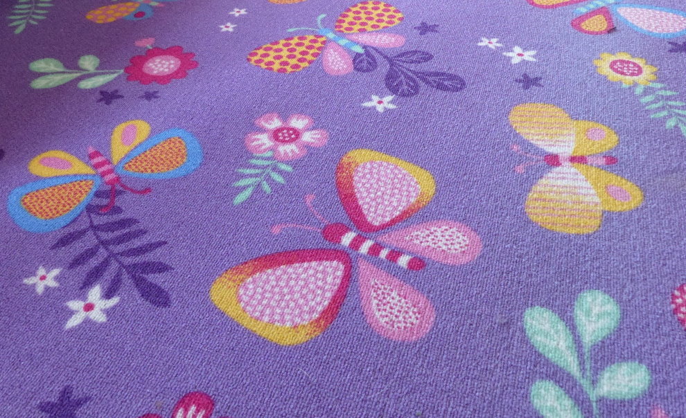 Farget sommerfugl på teppet barn