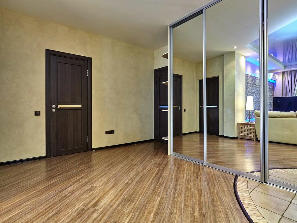 Spegelskåp i korridoren med laminerat golv