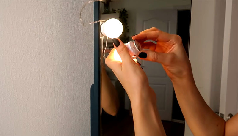 Fixar as lâmpadas em fita dupla-face é extremamente simples - até uma criança pode lidar com isso