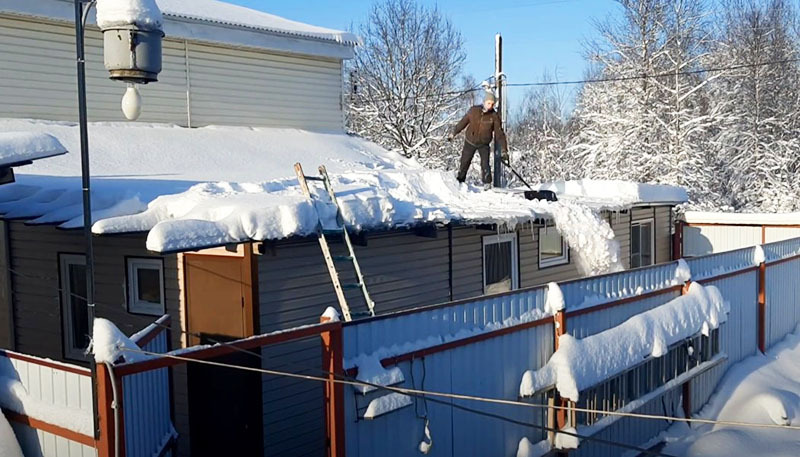Cleaning the roof with a shovel
