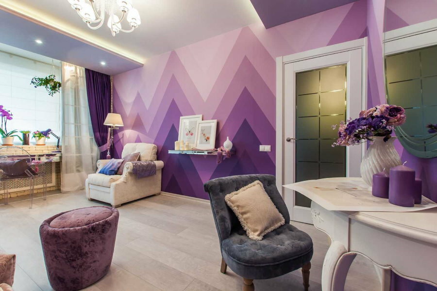 Einen Raum mit lila Tapeten beleuchten