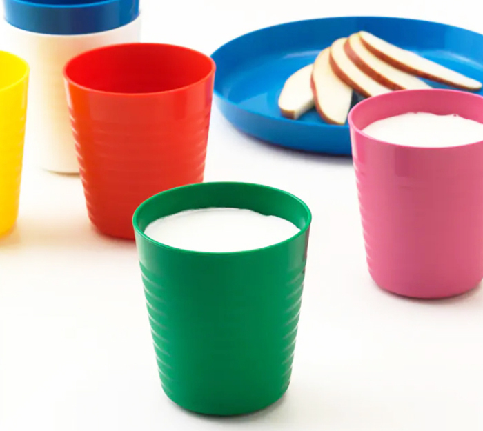 Plásticos de uma série semelhante são usados ​​na produção de mamadeiras e bicos, bem como recipientes para alimentos.