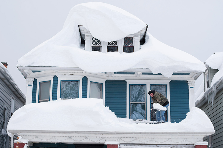 Monikerroksiset katot, joissa on monia kulkureittejä, ovat myös alttiita suurelle lumen kertymiselle.