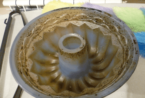 Come lavare lo stampo in silicone dopo la cottura dal grasso e dall'olio bruciato?