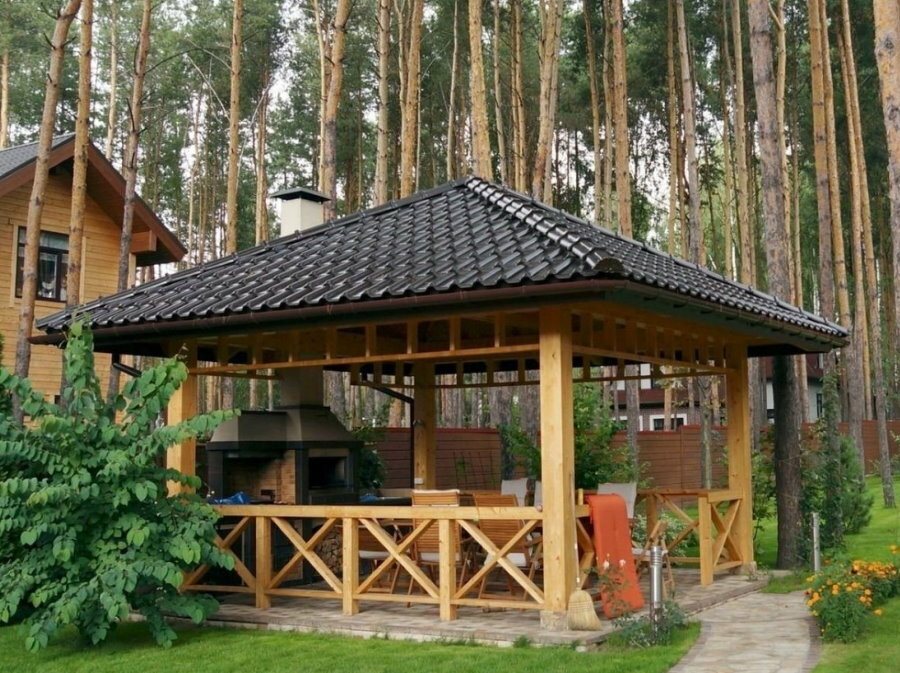 Drewniana altana z grillem i grillem